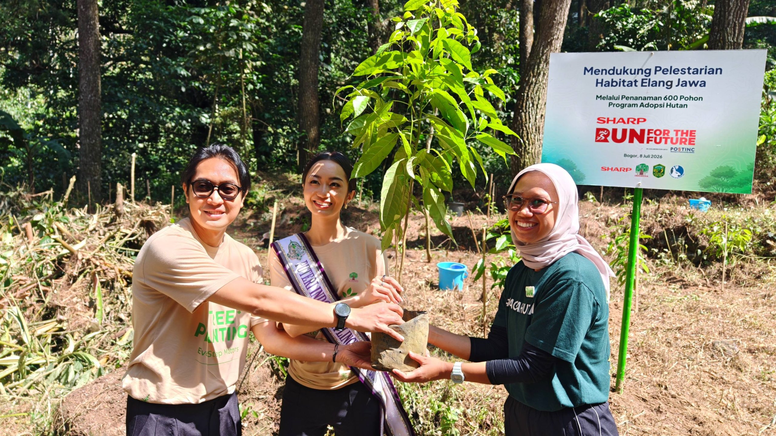 Sharp menyerahkan pohon rasamala kepada pihak Hutan itu kita yang disaksikan oleh putri indonesia lingkungan 2026.